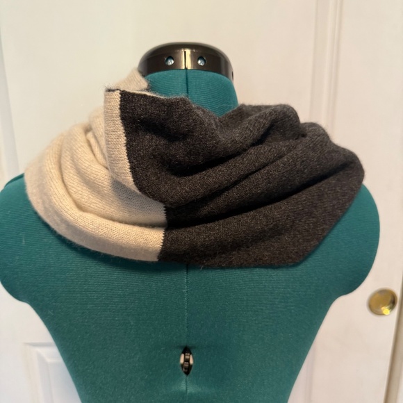 Neiman Marcus Cashmere Collection Twisted Snood Infinity Scarf Gray Cream - Picture 4 of 6